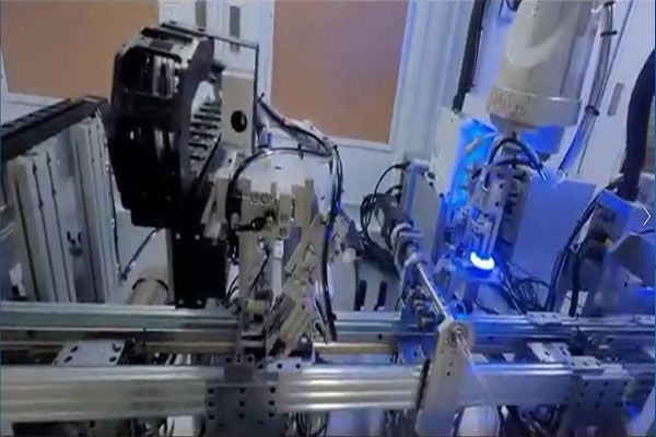 視覺(jué)引導(dǎo)機(jī)械手組裝藍(lán)牙耳機(jī)