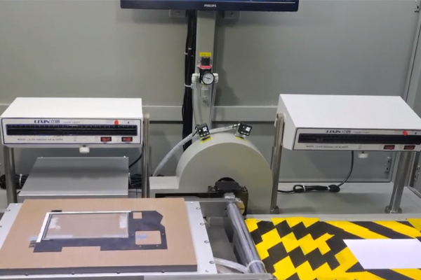 四CCD高精度對(duì)位翻版覆膜機(jī)應(yīng)用